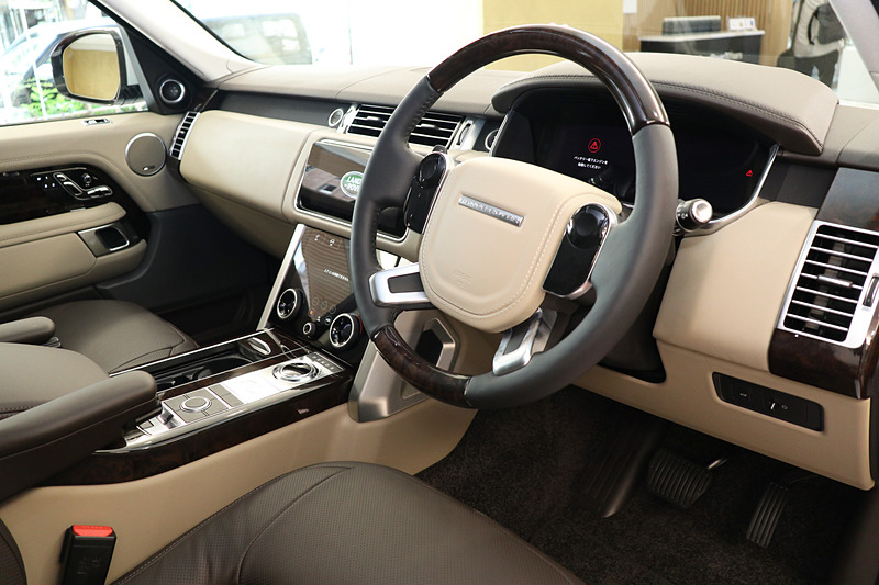 内装色はアイボリー