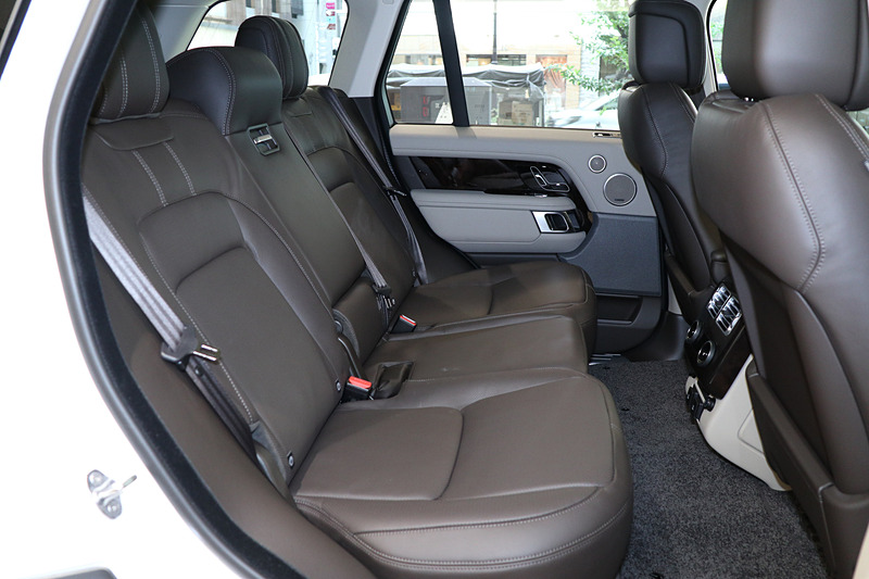 レザーシートを装着。リアシートの背もたれも、ドアトリムに設置されたスイッチを使って電動リクライニングが可能
