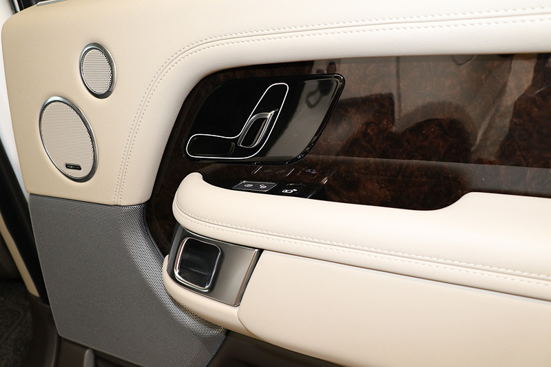 レザーシートを装着。リアシートの背もたれも、ドアトリムに設置されたスイッチを使って電動リクライニングが可能