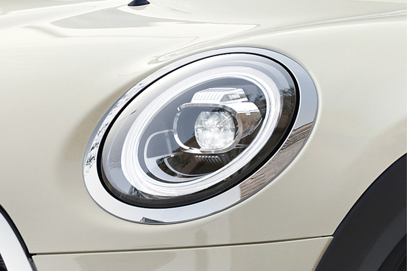 ユニオン・ジャック・デザインのLEDリア・コンビネーション・ランプは、LEDヘッドライトとセットで装着