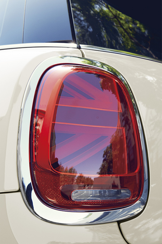 ユニオン・ジャック・デザインのLEDリア・コンビネーション・ランプは、LEDヘッドライトとセットで装着