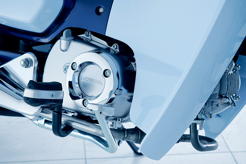 ステップ踏面などにラバーを設定して快適性を向上