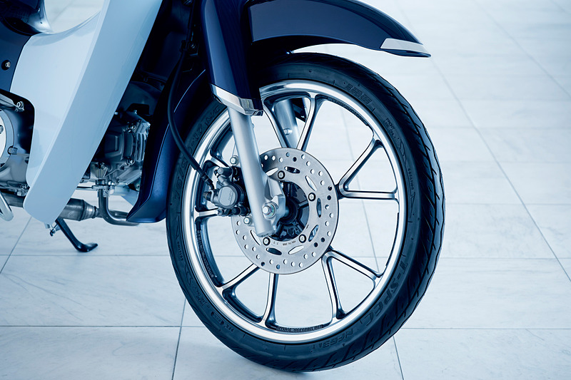 切削加工仕上げの専用アルミキャストホイールを前後輪に装着