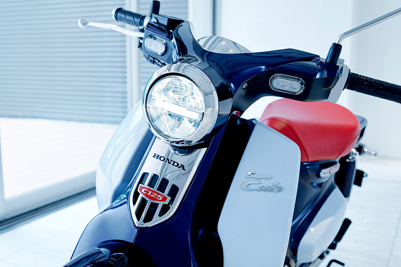 シンプルなデザインを採用するヘッドライト、テールランプ、ウインカーにLEDを採用