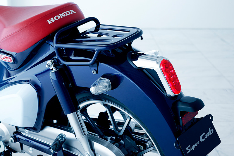 シンプルなデザインを採用するヘッドライト、テールランプ、ウインカーにLEDを採用