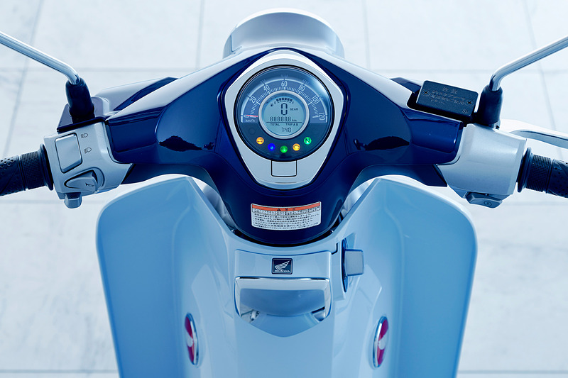 外周部分に大きなアナログメーターを設定し、内側にデジタルメーターを組み合わせる