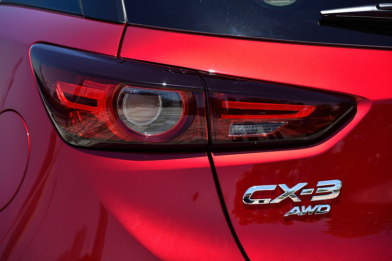 エクステリアではフロントグリル、18インチアルミホイール、クロームサイドガーニッシュ、LEDのリアコンビネーションランプのデザインを変更。フロントグリルは太さの異なる2本のラインをひと組みにしたフィンを採用し、より密度のある精緻なデザインを表現