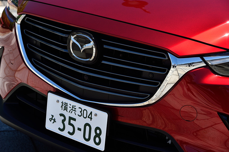 エクステリアではフロントグリル、18インチアルミホイール、クロームサイドガーニッシュ、LEDのリアコンビネーションランプのデザインを変更。フロントグリルは太さの異なる2本のラインをひと組みにしたフィンを採用し、より密度のある精緻なデザインを表現