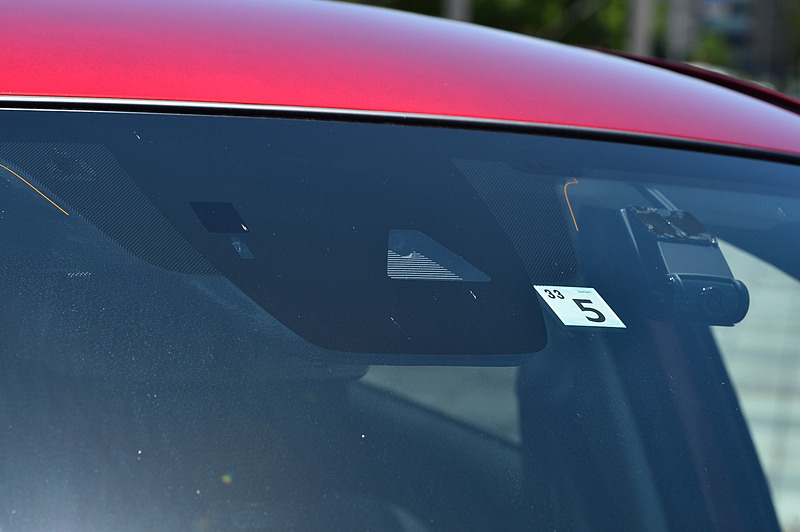 新型CX-3では夜間歩行者検知機能付の「アドバンスト・スマート・シティ・ブレーキ・サポート（アドバンスト SCBS）」をマツダ車として初採用。また、全車速追従機能付「マツダ・レーダー・クルーズ・コントロール（MRCC）」を新採用して、追従可能な速度域の下限を従来の30km/hから0km/hに拡大した