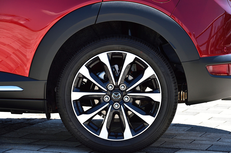 18インチアルミホイールは伸びやかで力強いスポークデザインを新採用したほか、タイヤとサスペンション一体で乗り心地の改善を実施。東洋ゴム工業と開発した「PROXES R52」タイヤでは、サイドウォールの剛性を5％低減するとともに、接地形状をフラットにした低偏平タイヤ（215/50 R18）を採用する