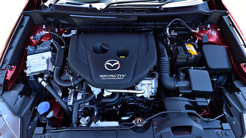直列4気筒DOHC 1.8リッター直噴ディーゼルターボ「SKYACTIV-D 1.8」は最高出力85kW（116PS）/4000rpm、最大トルク270N・m（27.5kgf・m）/1600-2600rpmを発生。スペックとしてはSKYACTIV-D 1.5比で最大トルク270N・mに変わりはないものの、最高出力は11PS向上