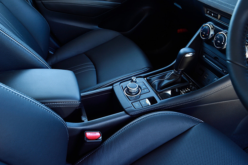 インテリアでは電動パーキングブレーキを新採用したことにより、センターコンソールはより洗練されたデザインへと進化するとともに、新たにアームレストやフレキシブルな収納スペース（マルチボックス）を設けた。これに伴い、コマンダースイッチの前出し＆小型化が行なわれたほか、マルチボックスは「カップホルダー×2＋小物入れ」「フリースペース×3」「カップホルダー×1＋ボックス」といった、多彩な物入れ/カップホルダーとして利用可能