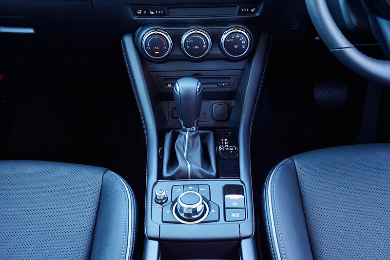 インテリアでは電動パーキングブレーキを新採用したことにより、センターコンソールはより洗練されたデザインへと進化するとともに、新たにアームレストやフレキシブルな収納スペース（マルチボックス）を設けた。これに伴い、コマンダースイッチの前出し＆小型化が行なわれたほか、マルチボックスは「カップホルダー×2＋小物入れ」「フリースペース×3」「カップホルダー×1＋ボックス」といった、多彩な物入れ/カップホルダーとして利用可能