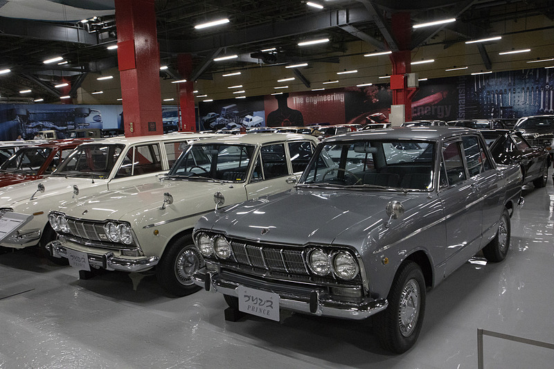1950年代のクルマも多数ある。こちらはプリンス スカイライン。奥は6気筒エンジンを積んだGT