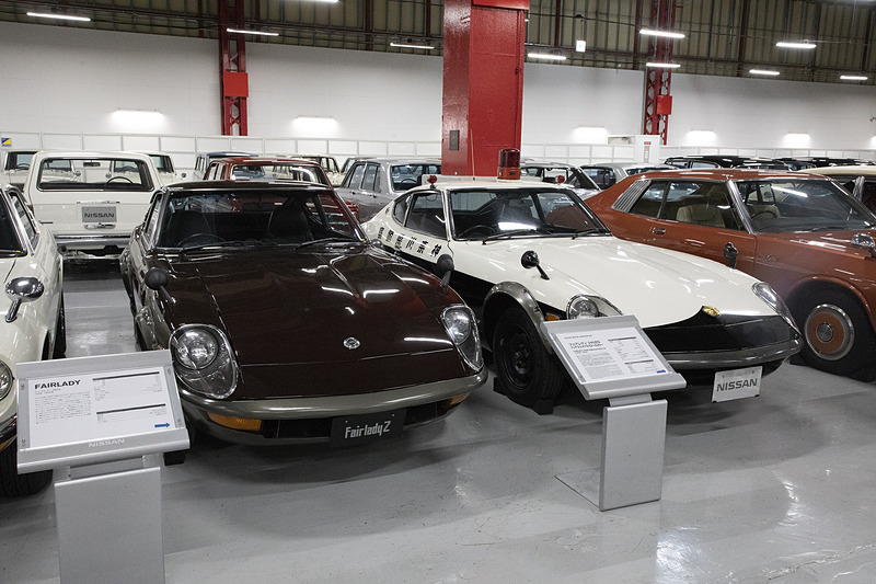 1970年代。フェアレディZの240GZと240Z Gのパトカーが並んで展示