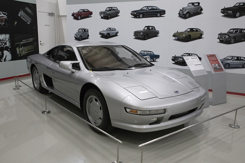 収蔵車が並ぶエリアへの入り口前には、第27回 東京モーターショーに出品した1987年製のMID4 II型が展示されている。エンジンはVG30DETTを搭載