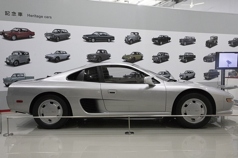 収蔵車が並ぶエリアへの入り口前には、第27回 東京モーターショーに出品した1987年製のMID4 II型が展示されている。エンジンはVG30DETTを搭載