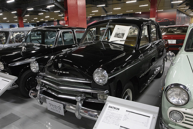1954年製のプリンス セダン デラックス。エンジンは零戦の栄、誉の設計主任だった小谷氏が手がけたもの。プリンスとは明仁親王殿下の立太子礼にちなんで命名され、その後、社名、ブランド名、そして販売会社の名前と残っていく。このクルマは当時の皇太子殿下（現在の天皇陛下）が愛用したものとのこと