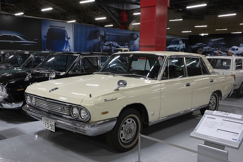 初代プレジデント。1965年の自動車業界は、貿易為替自由化の実施により関税の撤廃が控えていた。すると、アメリカ車の輸入が増えることが予想されていたため、プレジデントはアメリカ車を迎え撃つための作られたという話もある