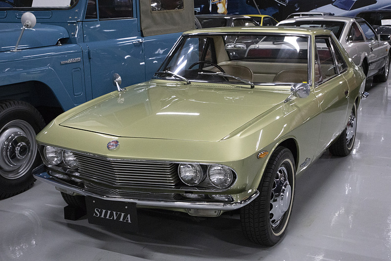 1966年式のシルビア。エクステリアは木村一男氏がデザイン。原案ではリトラクタブルヘッドライト、ファストバックだったが、見直しを重ねこうなった。1963年にはこのスタイルに近い試作車が完成している。ゆえに、俗説にあるランチア フルビアクーペ（1965年発表）のデザインを真似たというのは誤った情報とのこと
