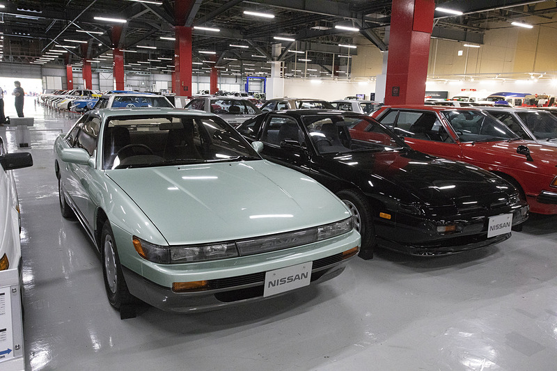 今でも見ることが多いS13系のシルビアと180SX。2台とも初期のCA18エンジン搭載車