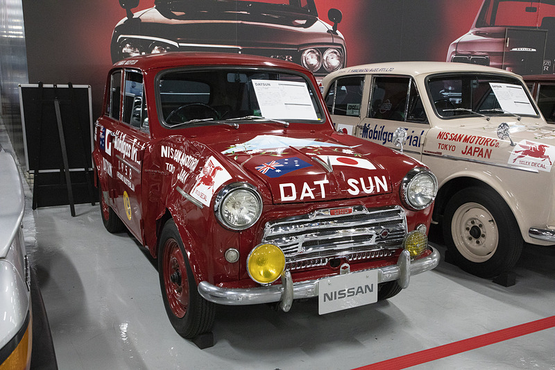 ここからはラリーカーの紹介。コレクションのラリーカーは「フィニッシュラインを越えたときの姿」での展示が基本なので、傷みがあるものが多い。ゆえにこのコーナーは面白い。これはダットサン 富士号。1958年オーストラリアラリーのクラス優勝車