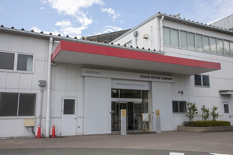 この日産ヘリテージコレクションは一般にも公開している。見学には日産ヘリテージコレクションのWebサイトからの予約が必要となる。申し込みは先着順で、結果はメールで返信される。見学可能な日もWebサイトの予約ページに掲載されており、2カ月前から予約ができる。見学はビデオ上映、ガイド形式での見学、自由時間、アンケート記入となる。見学は無料だ