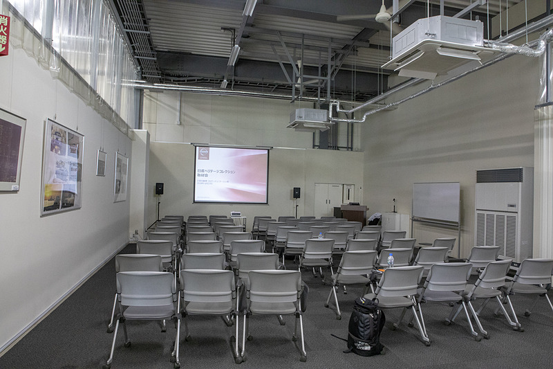 この日産ヘリテージコレクションは一般にも公開している。見学には日産ヘリテージコレクションのWebサイトからの予約が必要となる。申し込みは先着順で、結果はメールで返信される。見学可能な日もWebサイトの予約ページに掲載されており、2カ月前から予約ができる。見学はビデオ上映、ガイド形式での見学、自由時間、アンケート記入となる。見学は無料だ