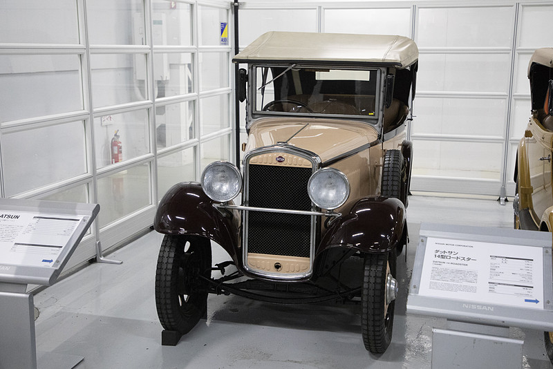 ここからは何台かをピックアップして紹介。まずは1933年のダットサン12型フェートン。ダットサンとは日産の前身にあたる快進社の出資者3人のイニシャルから取った「D」「A」「T」に、息子を意味する「SON」をあわせ「ダットソン」と付けたが、ソンとは「損」を連想するので、発音が同じで太陽を意味する「サン」に直され、ダットサンとなった