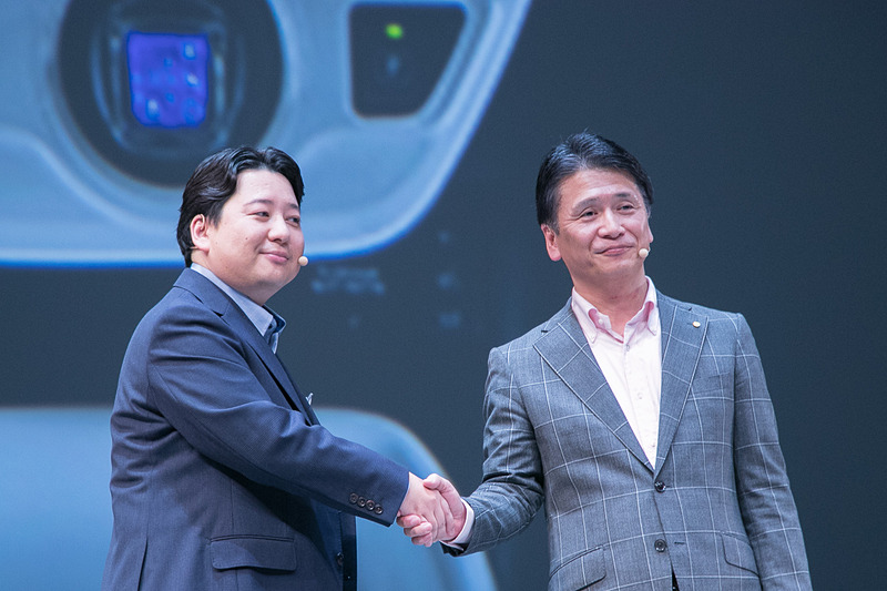 LINE株式会社 取締役 CSMO 舛田淳氏（左）とトヨタ自動車株式会社 常務役員 国内販売事業本部副本部長 長田准氏（右）