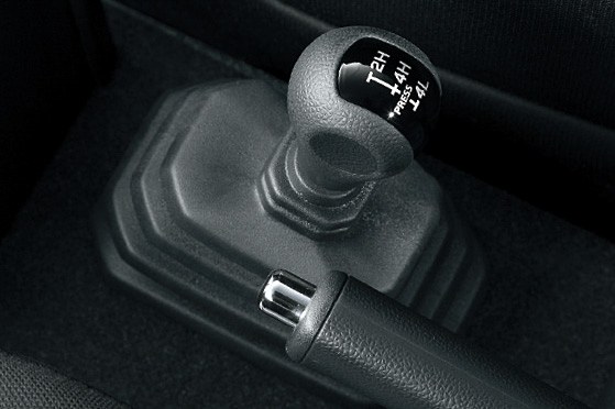 副変速機では、通常走行時に選択する「2H（2WD）」、雪道や荒地など2WDで走行が困難場合に選択する「4H（4WD高速走行）」、急登坂、急勾配など大きな駆動力が必要となる場合に選択する「4L（4WD低速）」を切り替え可能