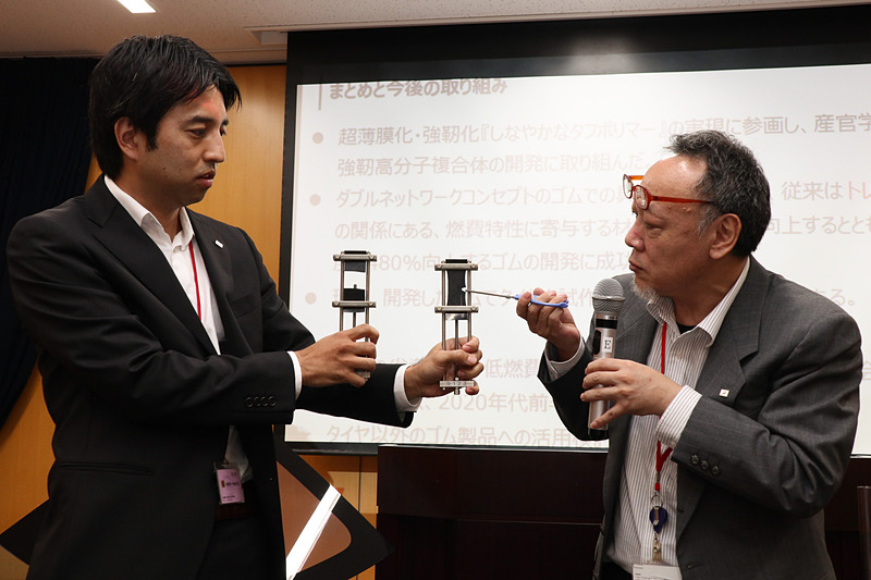 既存のゴム素材とダブルネットワーク採用ゴムを同じ量引っぱった状態で切れ込みを入れるデモ