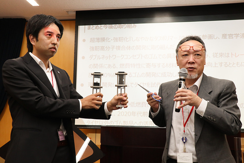 ブリヂストンが発表した「低燃費性と高破壊強度を両立したゴム複合体」の技術内容を紹介するデモ