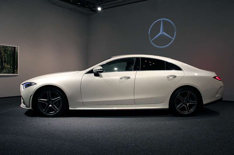 ボディサイドのデザインはシンプルなものに