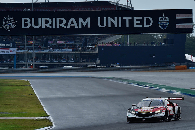 ポールを獲得した16号車 MOTUL MUGEN NSX-GT（武藤英紀/中嶋大祐組、YH）が、スコールにより濡れているチャン・インターナショナル・サーキットを疾走