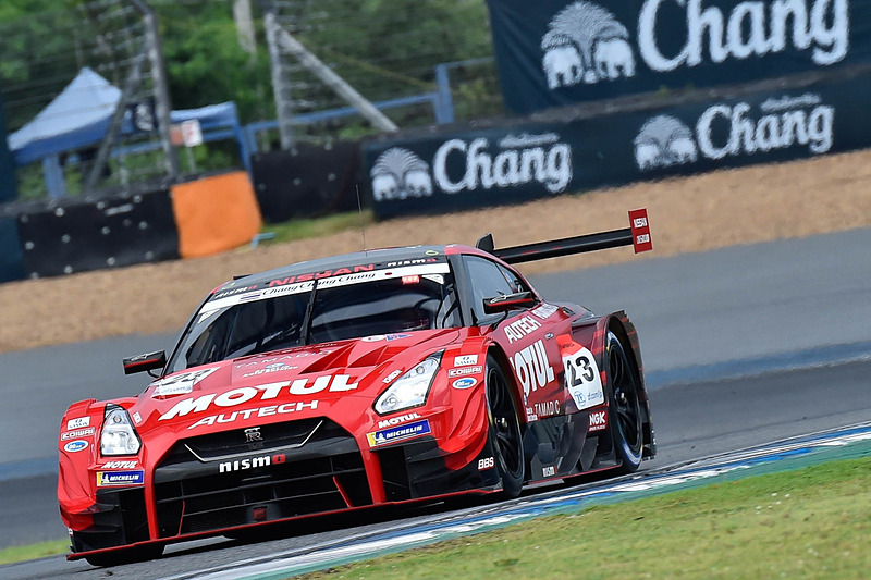 Q1の序盤でスリックに変えるギャンブルに出た23号車 MOTUL AUTECH GT-R（松田次生/ロニー・クインタレッリ組、MI）だが、タイヤが暖まってきた時に前走車にひっかかり、まさかの予選最下位