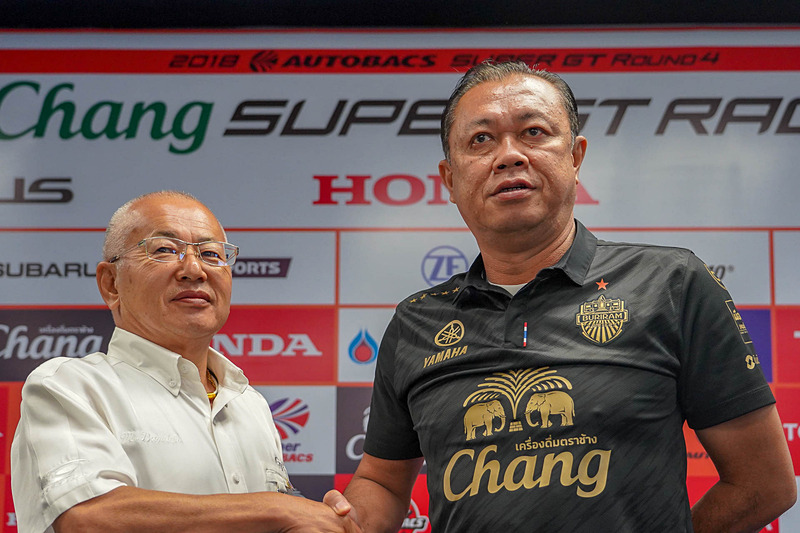 良好なパートナーシップを誓い合って握手する株式会社GTアソシエイション 代表取締役 坂東正明氏（左）とチャン・インターナショナル・サーキット 会長 ネウィン・チドチョブ氏（右）