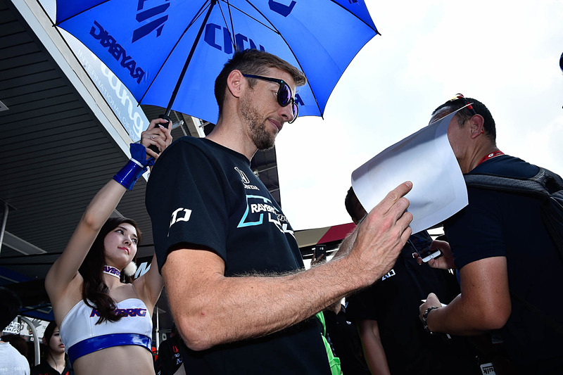 ピットウォークで大人気だったバトン選手と山本選手