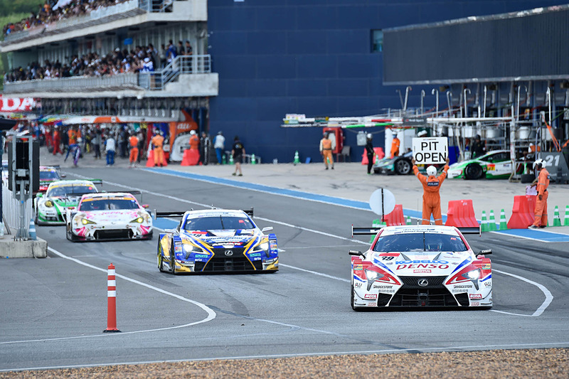 グリッドに向けてコースインしていく各車