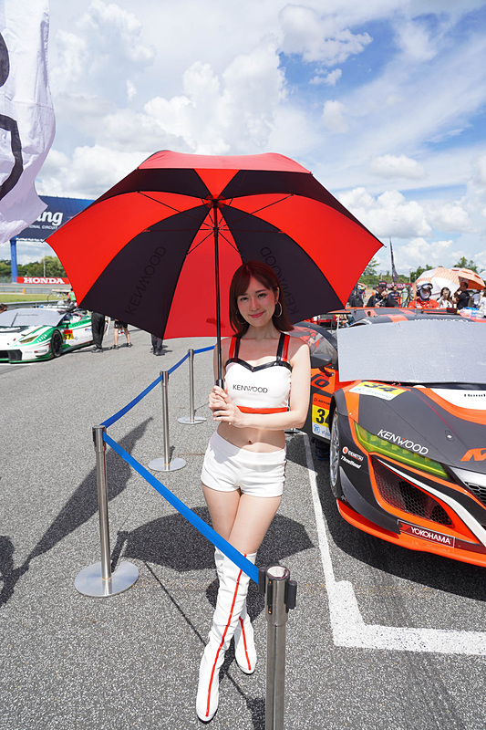 レースクィーンも全員出張という訳ではなく、一部のレースクィーンのみ参加という状態。このため、通常のレースであればレースクィーンが行なう旗持ちはタイヤマンが担当するなどタイ戦ならでは