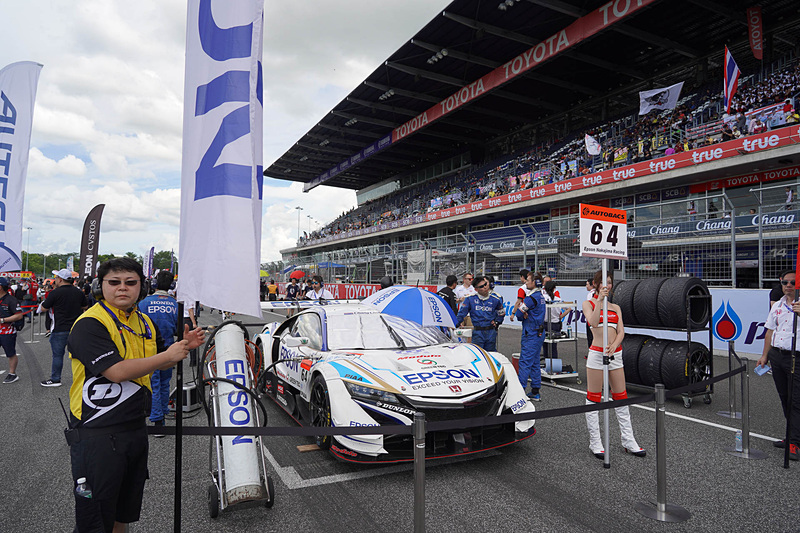 レースクィーンも全員出張という訳ではなく、一部のレースクィーンのみ参加という状態。このため、通常のレースであればレースクィーンが行なう旗持ちはタイヤマンが担当するなどタイ戦ならでは