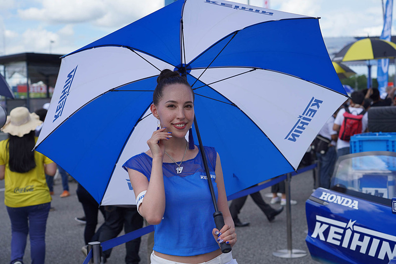 KEIHINは地元タイの女性がレースクィーンを務めていた