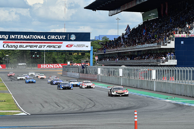 GT500のスタートの様子。16号車が順当なスタートを切った