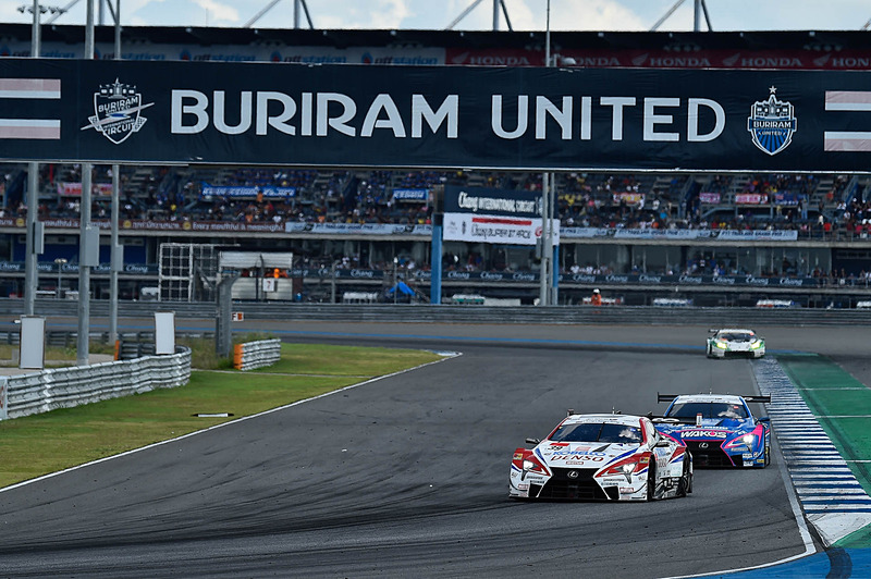 39号車 DENSO KOBELCO SARD LC500は序盤は2位を走行、そこに6号車 WAKO'S 4CR LC500（大嶋和也/フェリックス・ローゼンクヴィスト組、BS）が追いついてバトルに