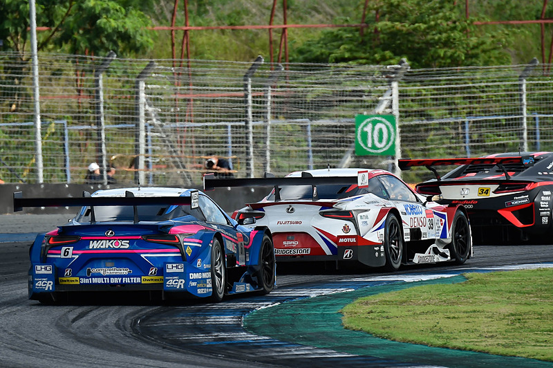 39号車 DENSO KOBELCO SARD LC500は序盤は2位を走行、そこに6号車 WAKO'S 4CR LC500（大嶋和也/フェリックス・ローゼンクヴィスト組、BS）が追いついてバトルに