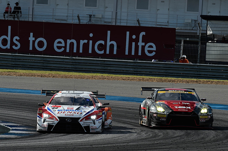 優勝した39号車 DENSO KOBELCO SARD LC500、右はGT300優勝の11号車 GAINER TANAX GT-R