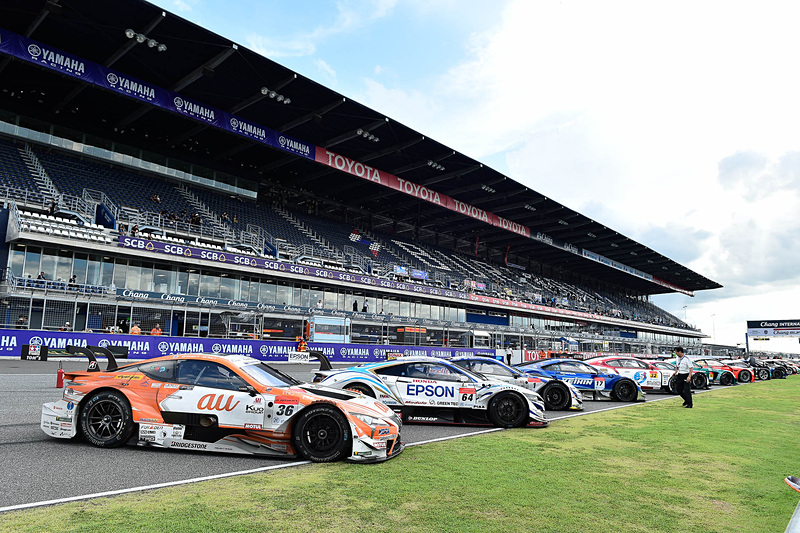 レース終了後はストレートに車両が整列