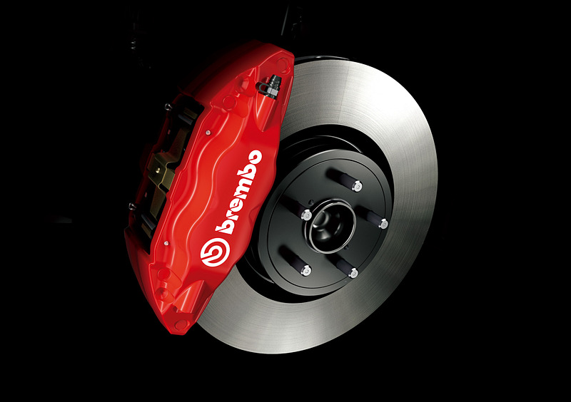 brembo製17インチ対向フロント4ポッド・リア2ポッドベンチレーテッドディスクブレーキ