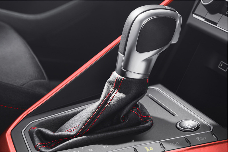 トランスミッションは6速DSG。ステアリングにパドルシフトを装備する