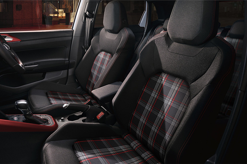 ポロ GTIのインテリアでは、専用のレザーステアリング＆レザーシフトノブ、アルミ調ペダルクラスター、タータンチェック模様の専用ファブリックシートなどを装着